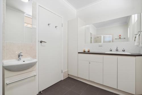 伦马克Riversands Rest Accommodation Paringa - Coobah Cottage的白色的浴室设有水槽和镜子