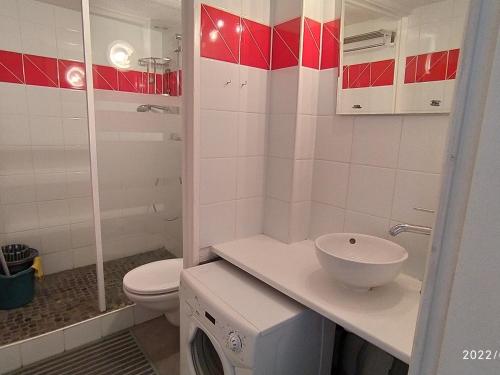 滨海阿热莱斯Villa Argelès-sur-Mer, 2 pièces, 4 personnes - FR-1-776-9的白色的浴室设有卫生间和水槽。