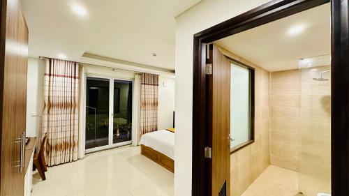 富国May Hotel Sonasea Phu Quoc的一间卧室设有床、窗户和门