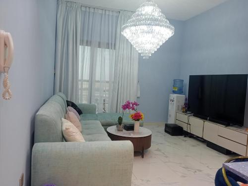 迪拜Mag5的带沙发和电视的客厅