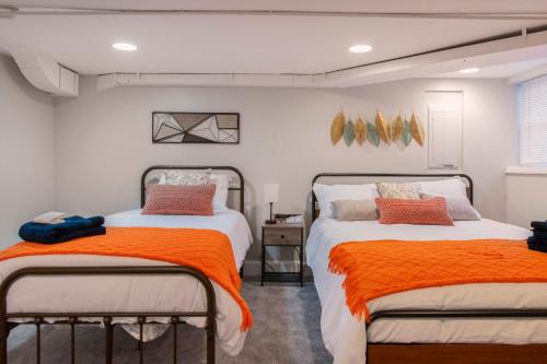华盛顿Charming 4 Bedroom House!1 Mile from Capitol Hill!的橙色和白色卧室内的两张床