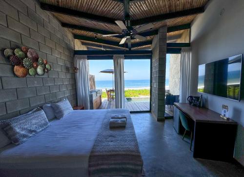 维加伊托DIEM Vichayito Beachfront Eco-Luxury的一间卧室配有一张床,享有海景