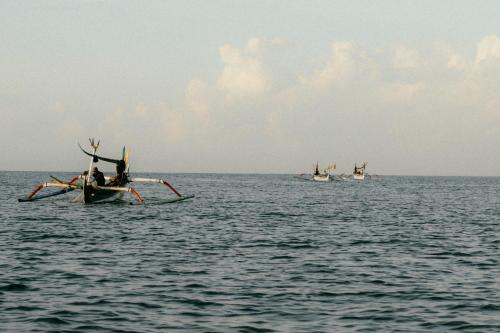 普卢坎Bombora Medewi的一群在海洋中的船只在水面上