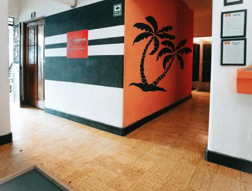 危地马拉Tequila Sunrise Hostel的墙上画着棕榈树的走廊