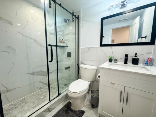 惠特比Whitby Private Rooms的一间带卫生间和玻璃淋浴间的浴室