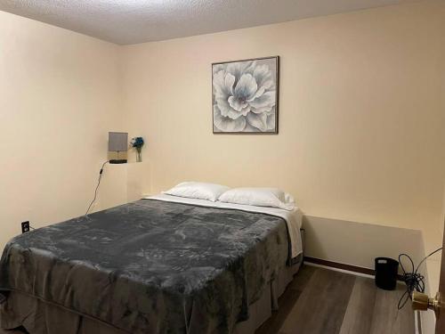 哥伦比亚~Como's Finest ~A Home Away From Home ~Sleeps 10 ~的卧室配有一张挂着花卉图案的床。
