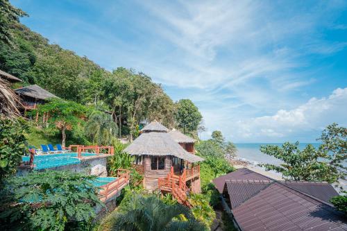 俊穆岛裕姆岛度假村的享有带游泳池的度假村的空中景致
