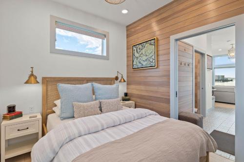 加里波第Tillamook Bayfront Cottage - Amazing Views - Garibaldi的一间带大床的卧室和一间浴室