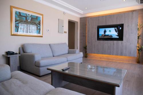 科威特Terrace Furnished Apartments - Mahboula的客厅配有沙发和桌子