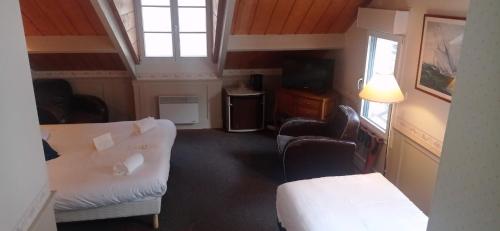康卡勒奎因酒店的客厅配有白色的沙发和椅子