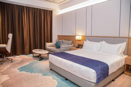LC International Hotel的酒店客房设有一张大床和一张沙发。