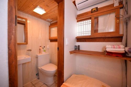 全州市全州怀旧之家旅馆的一间带卫生间和水槽的小浴室