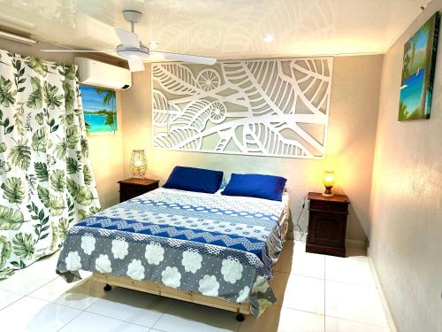 维拉港Seven Star Lodge的一间卧室配有一张带蓝色枕头的床