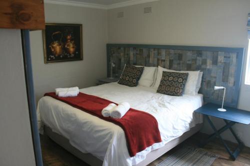 阿古拉斯House of 2 Oceans的一间卧室配有一张大床和毛巾