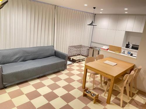 Rankoshi【ペット可】Niseko STREAM Villas的客厅配有沙发和桌子