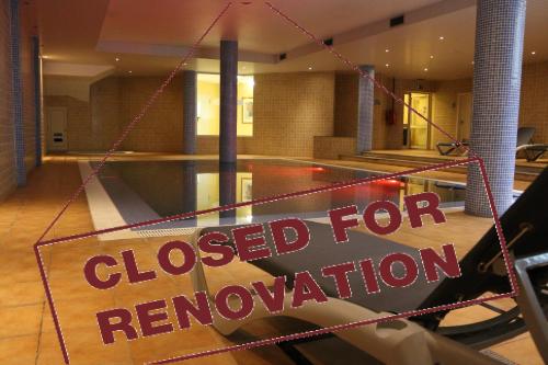 莫尼兹港欧罗莫尼斯酒店的建筑中关闭以进行翻修的标志