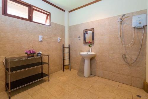 苏梅岛Entire 5 beds Pool Villa on hill side.的带淋浴、盥洗盆和卫生间的浴室