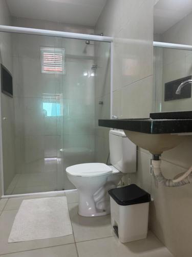 卡诺格布拉达My House Canoa的带淋浴、卫生间和盥洗盆的浴室