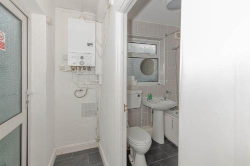 普拉姆斯特德Cosy 4 bedrooms house near Central London, O2, London city airport and Excel的一间带卫生间和水槽的浴室