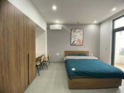 海防Chuỗi căn hộ Space Apartment & Homestay tại Vinhomes Marina Hải Phòng的一间卧室配有一张床和一张书桌