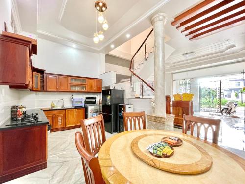 Cái RăngCăn hộ mới - 4 Phòng ngủ lớn tại Khu Biệt Thự Nam Long- Bê Tông Residences的厨房以及带桌椅的用餐室。