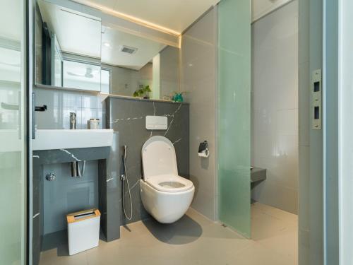胡鲁马累Aira Residence - 2nd Floor 1007的一间带卫生间和水槽的浴室