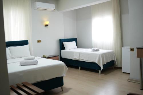 SeyhanGRAND CLOVER otel的客房设有两张床和窗户。
