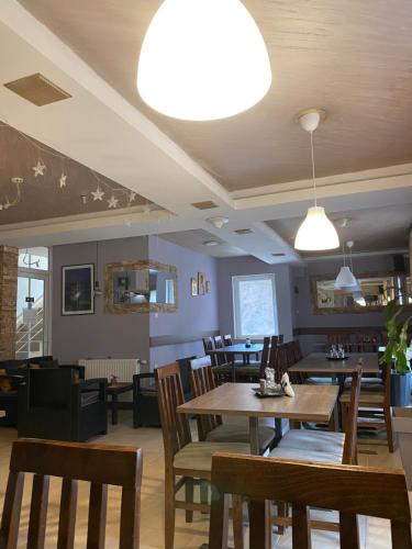 Crni VrhBAJKA的用餐室配有桌椅和灯光