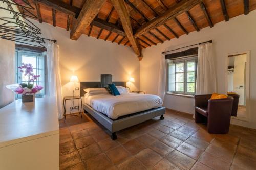 皮耶韦城Locanda Della Picca的一间卧室,卧室内配有一张床和一把椅子