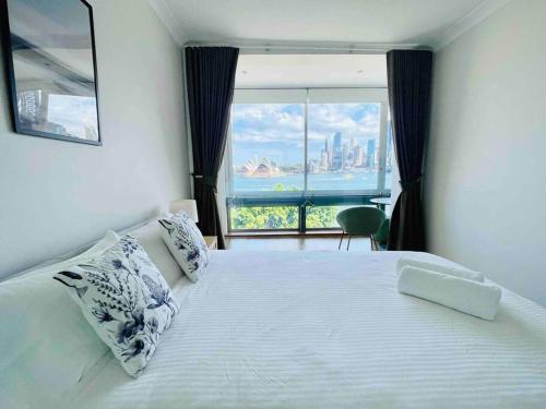 悉尼Opera & Harbour bridge view penthouse (3 rooms)的一间卧室设有一张大床和大窗户