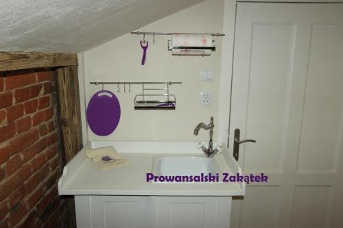 罗兹多梅博德鲁公寓的一间带白色水槽和砖墙的浴室