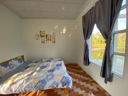Xã Trảng BômHomestay tay的一间卧室设有一张床和一个窗口