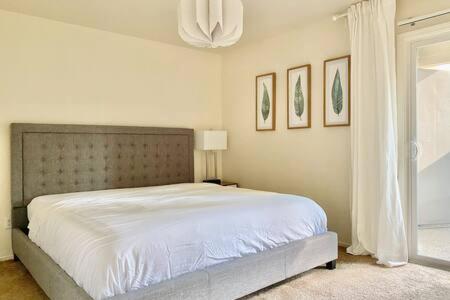 Experience Sacramento with Tranquil Lakeside Views客房内的一张或多张床位