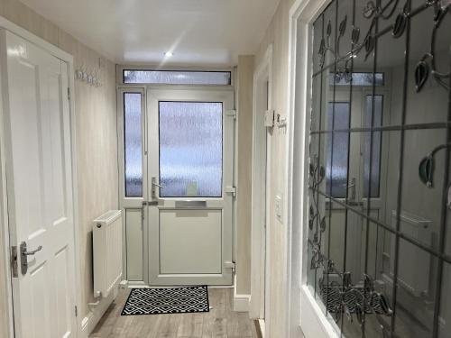 巴塞尔顿Remarkable 3-Bed House in Basildon的走廊上设有白色门和窗户