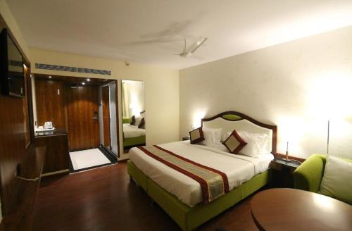 维沙卡帕特南HOTEL BLACK & WHITE的酒店客房,设有床和滑动玻璃门
