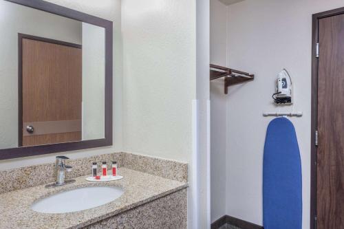 弗拉格斯塔夫弗拉格斯塔夫东戴斯套房酒店的一间带水槽和镜子的浴室