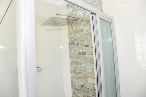 米德兰Eirini Elegant - Rispetto Apartment with Power Backup的浴室里设有玻璃门淋浴