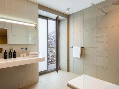 圣热尔韦莱班Le Saint Gervais Hotel & Spa Handwritten Collection的带淋浴和盥洗盆的浴室