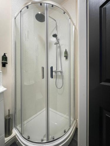 利物浦Dinorwic Lodge的浴室内带玻璃淋浴间