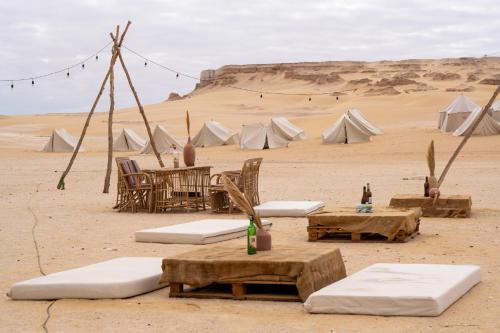 法尤姆Tzila Camp的沙漠营地,配有桌椅和帐篷