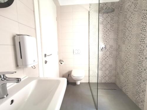 斯普利特A＆M公寓客房旅馆的白色的浴室设有水槽和卫生间。