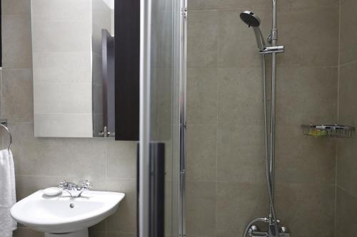 卡科佩特里亚Rifugio Retreat Bed&Breakfast的带淋浴和盥洗盆的浴室