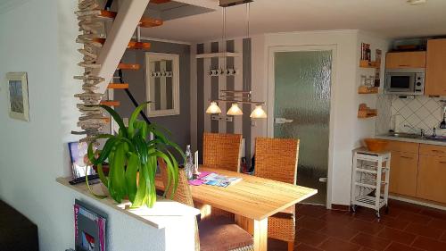 卡尔斯哈根Ferienhaus Ostseebrise Insel Usedom的一间带木桌和椅子的用餐室