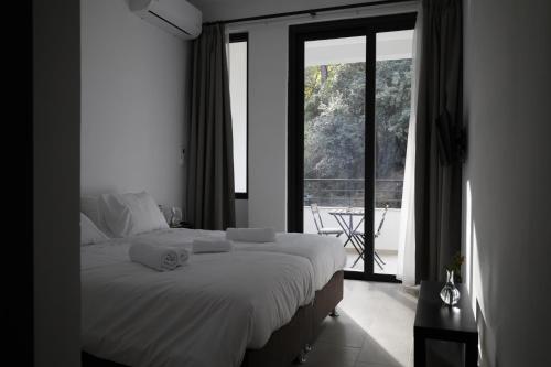 卡科佩特里亚Rifugio Retreat Bed&Breakfast的一间卧室设有一张大床和一个大窗户