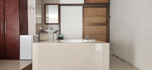 开普敦Peace and Tranquility的白色的浴室设有水槽和冰箱。