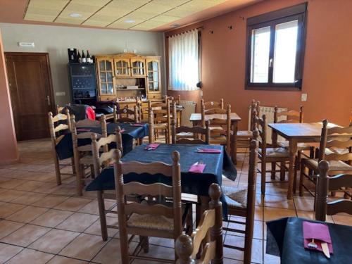 Torres de AlbarracínHotel el Cid的一间带桌椅的用餐室和一间厨房