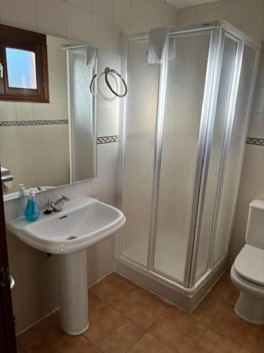Torres de AlbarracínHotel el Cid的带淋浴、盥洗盆和卫生间的浴室