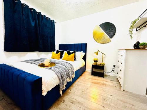 伯明翰Rooms Near Me - Central Birmingham Free Parking的一间卧室配有蓝色的床和黄色枕头