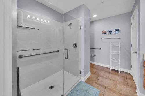 巴拿马城海滩Sterling Reef 706的浴室设有白色墙壁和淋浴间。