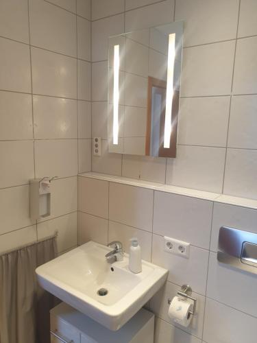 加格瑙Landhaus Bad Rotenfels - Bethel的白色的浴室设有水槽和镜子